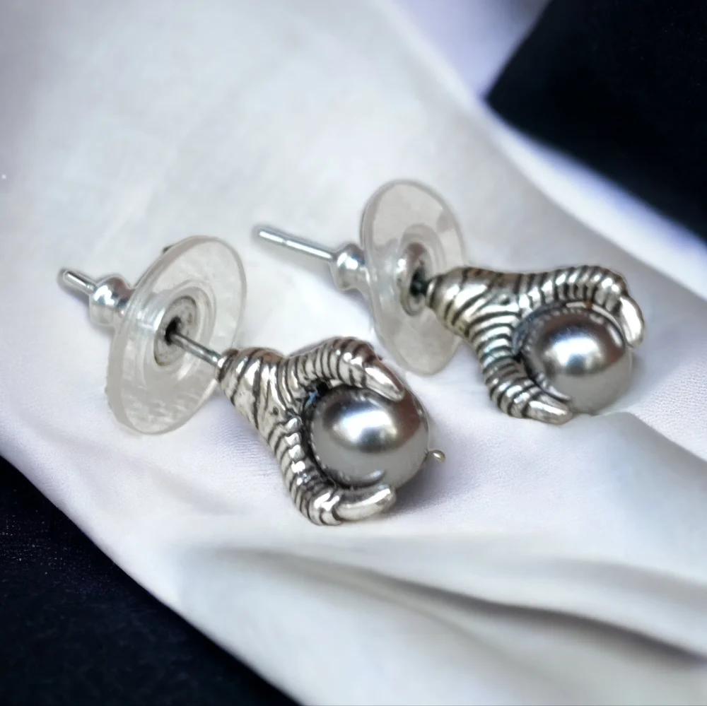 🐉 Vintage 90s dragon claw stud earrings